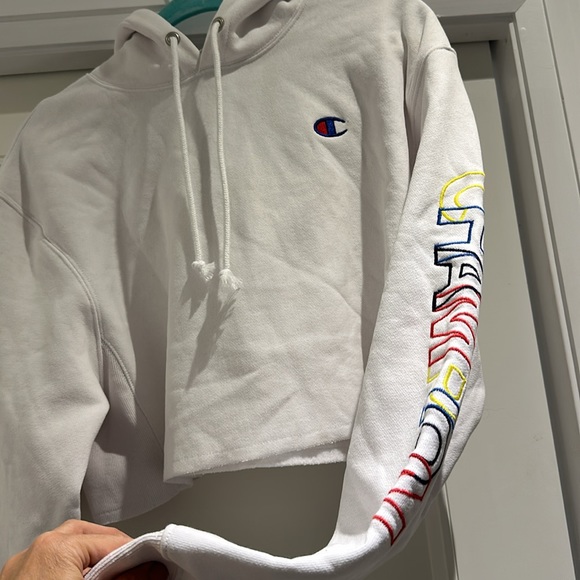 Champion Cropped Hoodie. Colourful logo down arm - Picture 4 of 7